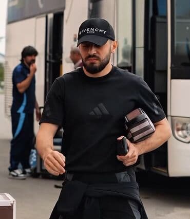 dəri zamşa kişi gödəkçəsi: Qara rəngli, qısaqol Adidas idman köynəyi. Köynəyin ön tərəfində və — 4