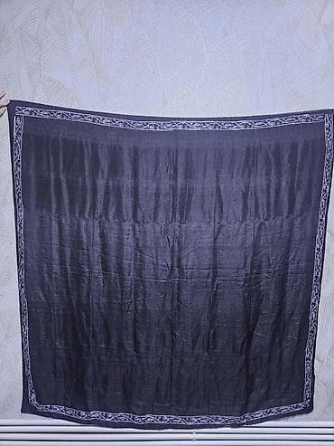Qara şərf/şal - Rəng: tünd qara - Forma: kvadrat - Kənarları: nazik