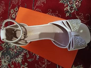ağ sandallar: Ağ rəngli qadın sandaleti – zərif bantlı və nazik dabanlı model. Ön — 2