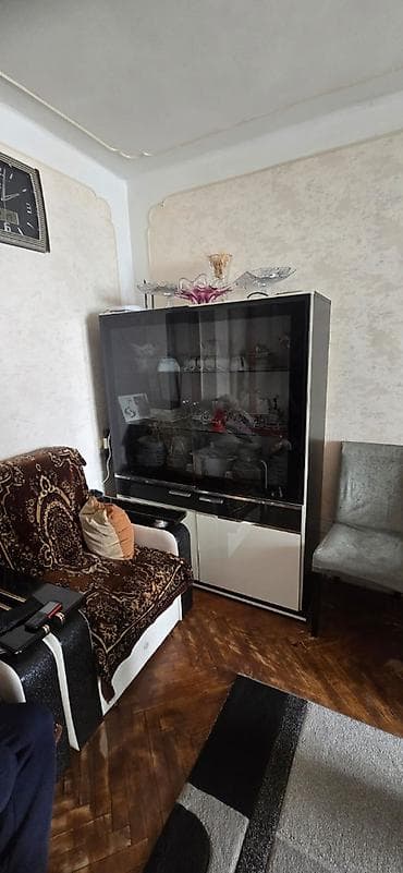 Qara-ağ rəng palitrasında vitrinli bufet - Material: laminat/MDF