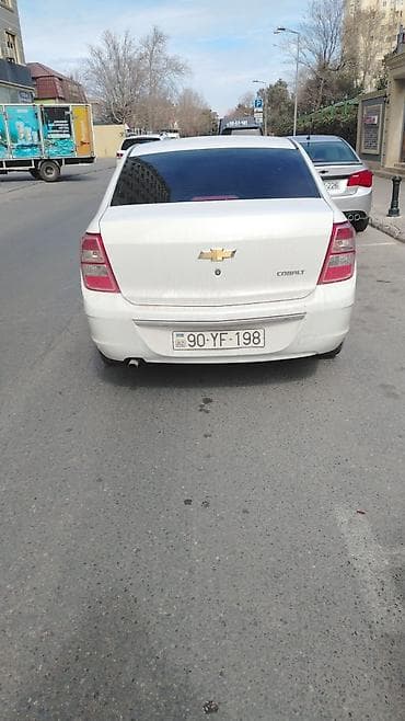 mazda 3 nece masindi: Chevrolet Cobalt sedan – ağ rəng. - Kuzov: 4 qapılı sedan, ağ rəng — 4