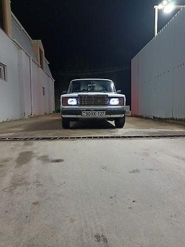 bmv f 10: VAZ 2107, ağ rəng, sedans Xüsusiyyətlər: - Klassik VAZ 2107 dizaynı — 7