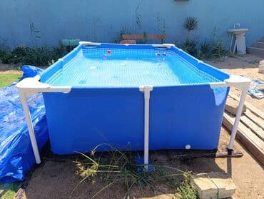 дом с бассейном: Mavi rəngli, düzbucaqlı formalı, çərçivəli hovuz. İçərisi su ilə dolu — 5