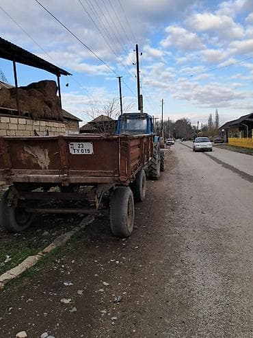 kompressor 25l: Mavi rəngli təkərli kənd təsərrüfatı traktoru və qoşqu dəsti — 3