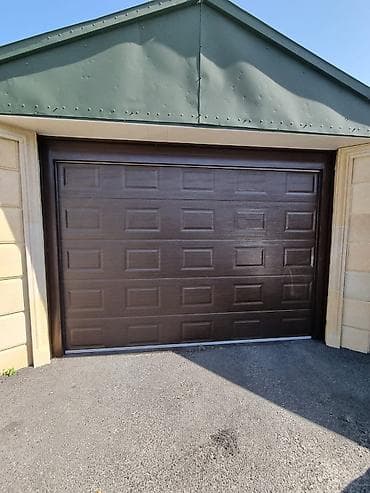 Железо Гаражные ворота, Секционные, Автоматические, цвет - Черный, С дверью, Платная установка