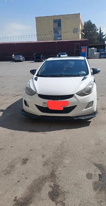 hyundai xg: Hyundai Elantra sedan – ağ rəng, idman üslubunda tam body-kit ilə — 5