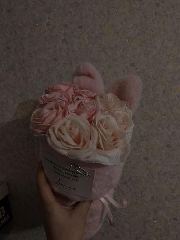 Искусственные цветы: Romantik hədiyyə kompozisiyası – yumşaq plyuş qabda süni gül buketi - — 3