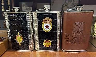 acar nabor: Hədiyyəlik dəst – taxta qutu içində şahmat fiqurları və metal kolba — 3