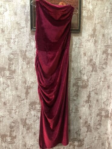 Toy paltarları: Yenidir.M L razmere gedir.Məhsul: Qırmızı-bordo məxməri gecə/libas - — 2