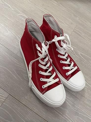 Qırmızı kanvas krossovkalar – unisex, boğazdan bir qədər yuxarı model