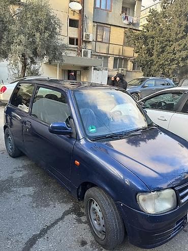 Daihatsu Cuore, 3 qapılı hetçbek, tünd mavi rəng. Kompakt ölçü, şəhər