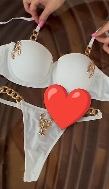 Ağ rəngli iki hissəli qadın bikini dəsti. - Üst hissə: sərt formalı