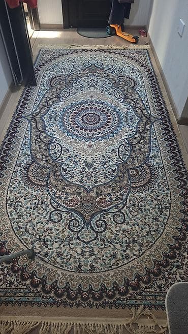 Xalça – klassik şərq üslubunda, mərkəzdə medalyon kompozisiyalı