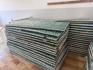 Döşəmə üçün yaşıl rəngli qalın örtük panelləri. Şəkildə eyni ölçülü