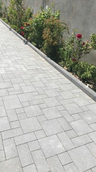 tebii gül şekilleri: Açıq boz rəngdə səki daşları qeyri-bərabər şəkildə düzülüb, səthə — 1