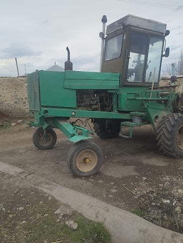 Yaşıl rəngli kənd təsərrüfatı yığma maşını (özünüyığan