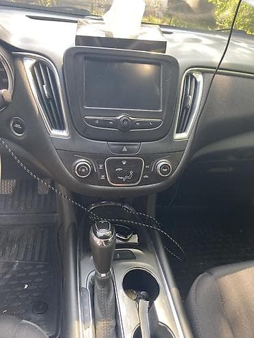 luaz satilir: Chevrolet Malibu sedan – ağ rəng, zərif və dinamik dizayn — 8