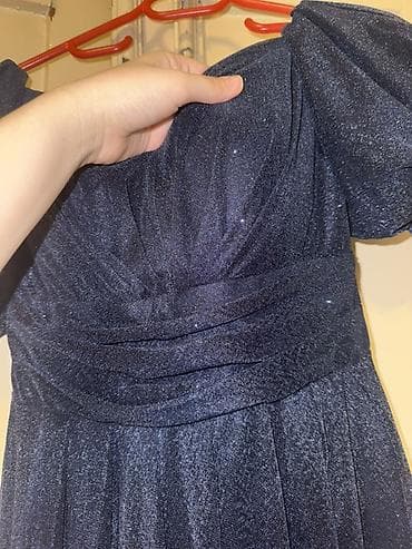 toy dekoru: Qaranlıq lacivərti rəngdə, parıltılı fakturalı ziyafət/libas. -Ölçü — 4