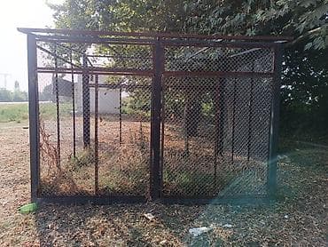 Metal konstruksiyalı, damlı, torlu qəfəs. Qəfəs iki hissədən