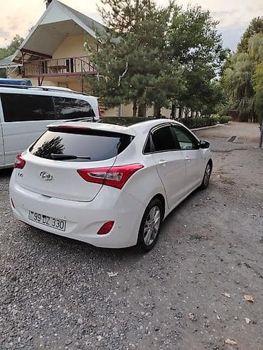 brabus disk: Hyundai i30 hetçbek, ağ rəngdə, müasir və dinamik kuzov xəttlərinə — 6