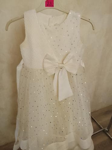 Uşaq üçün ağ ziyafət paltarı - Şık dizayn: qoluz, A-kəsim siluet, ön