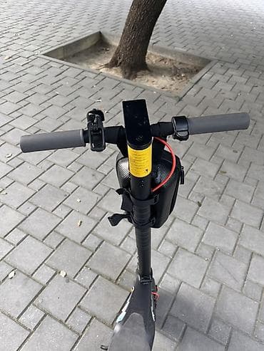 qcy t13: Xiaomi elektrik skuter - Rəng: qara, minimal dizayn - Güclü ön işıq — 2