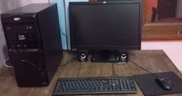 2 ədəd monitor: Ofis və ya ev istifadəsi üçün nəzərdə tutulmuş qara rəngli masaüstü — 2