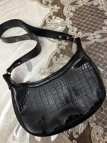 qaşlı çanta: Qara rəngdə, timsah dərisi naxışlı qadın çiyin çantası. Çanta aypara — 1