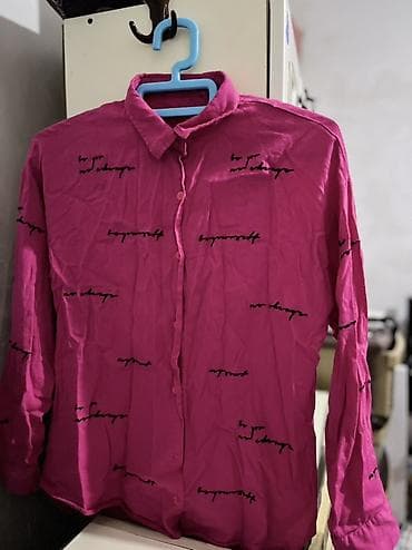 Qadın köynəyi – parlaq çəhrayı rəngdə, uzunqollu, yaxalıqlı model. Ön