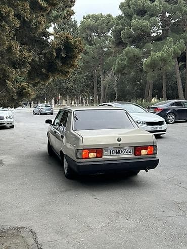 renault dacia logan: Tofaş Şahin sedan - Korpus: 4 qapılı sedan, bej rəng, qara ön-arka — 3