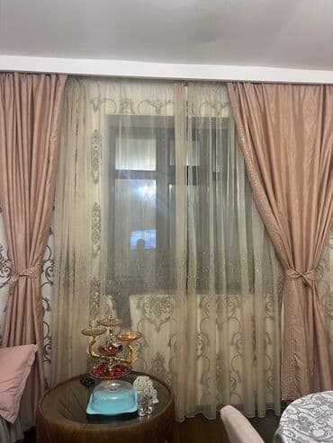 Bu, iki çəhrayı pərdə və bir tül pərdədən ibarət pəncərə pərdə