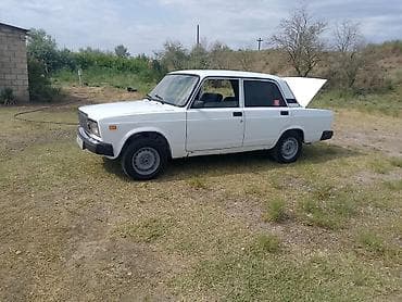 formula teker: VAZ 2107, ağ rəng, sedan kuzov. - Klassik dizaynlı 4 qapılı sedan - — 5