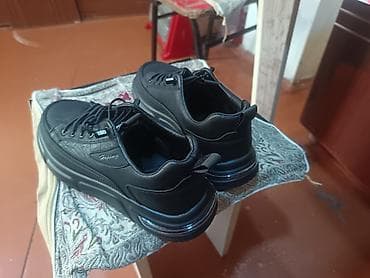 Qara rəngli kişi krossovkaları - Stil: gündəlik/şəhər tərzi lalafo.az -da Qara rəngli kişi krossovkaları - Stil: gündəlik/şəhər tərzi