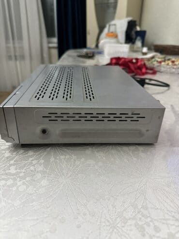 openbox: Openbox peyk qəbuledicisi, gümüşü korpuslu və qara ön panelli — 4