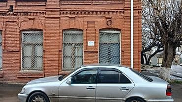 bineqedi gencler seherciyi: Qazaxda kupcali 4otagli Ada universiteti Ile uzbeuz– Küçə kənarında — 2