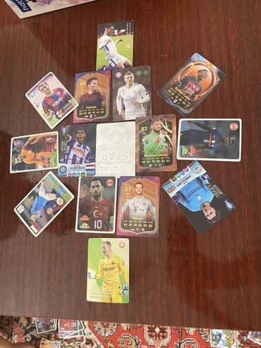 Fərqli futbolçuların təsvirləri və statistikaları olan futbolçu