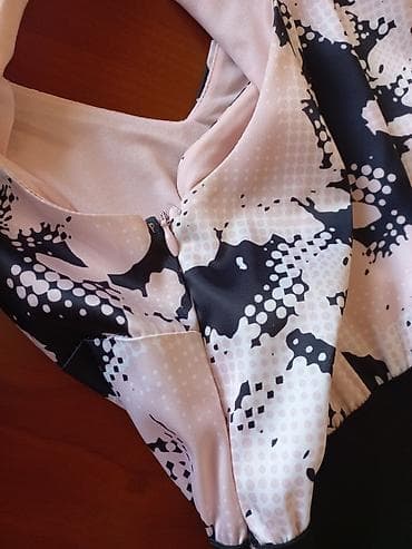 yagis geyimi: Qadın paltarı – A-kesim, V-yaxa, belində elastik/qara kəmər detalı — 4