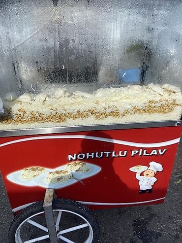 Salam. Mən noxudlu toyuq pilavı satıram və İşimiz səyyardı.Müştəri — 1