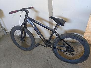 Şəhər/dağ tipli velosiped - Geniş profilli təkərlər: hərəkətdə — 1