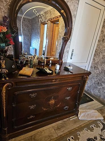 Klassik üslubda taxta tualet masası və böyük güzgü dəsti