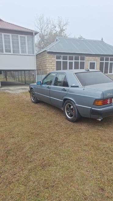 mercedes e 2: Mercedes-Benz 190: 2 l | 1992 il Sedan — 4