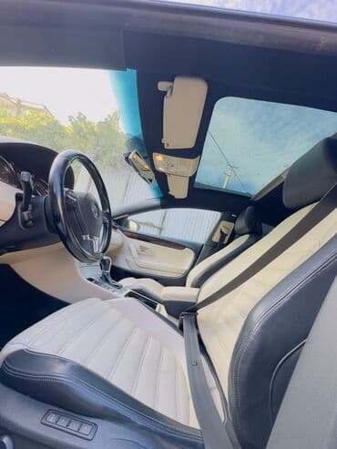 Volkswagen CC, ağ kuzov və açıq rəngli-süet/deri kombinasiyalı salon