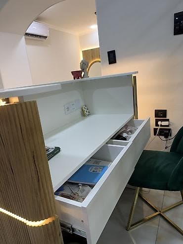 quba mas: Resepsiyon stolu – LED işıqlı, ağ üst səthli və ağ daxili iş — 3