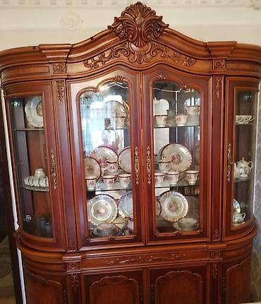 Klassik üslubda bəzədilmiş böyük vitrin-bufet - Material: ağac karkas