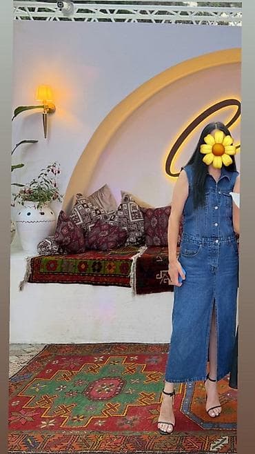 xonca desti: Qadınlar üçün cins (denim) geyim dəsti: - Üst: qolsuz, yaxası düyməli — 1