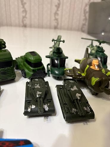 vertolyot: Uşaq oyuncaqları – Hərbi texnika dəsti Məzmun: - 2 ədəd hərbi tank — 2