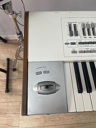 Sintezator, Korg — 4