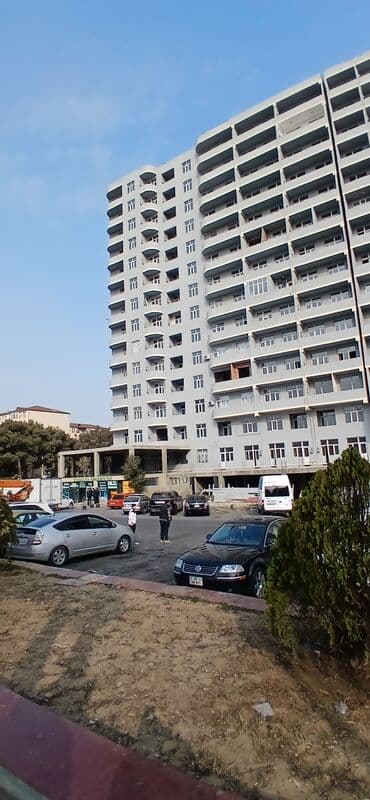 maraqli salon adlari: Xirdalanda at heykeli terefde obyekt icareye verilir, icinde ayaqyolu — 2