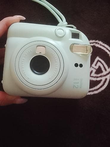 Fujifilm Instax Mini 12 ani fotoaparatı – açar sözlərlə anlıq çap edən