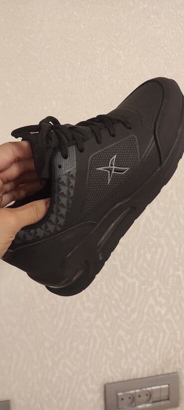 бу вещи: Qara rəngli orijinal Kinetix brendinin qaçış ayaqqabısı.Unisexdir — 3